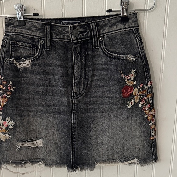 Abercrombie and Fitch Embroidered Denim Mini Skirt size 00 (24) - Picture 6 of 14